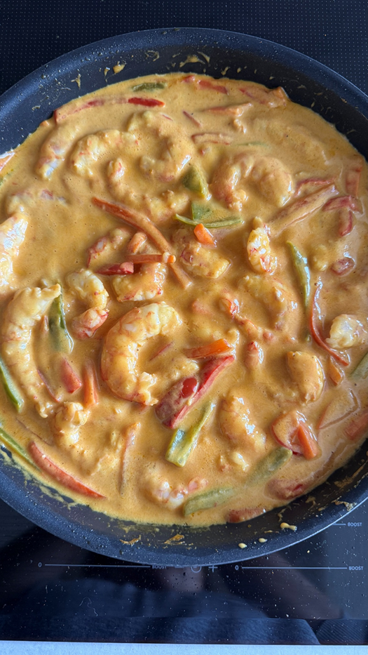 Añadir gambones a la salsa de curry